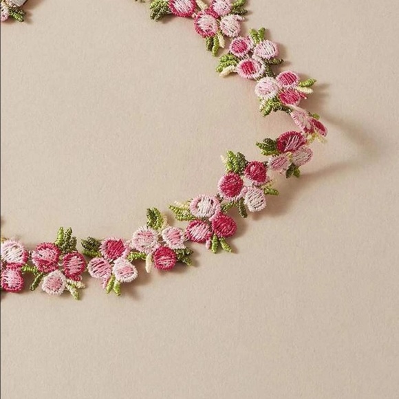 🆕 Floral Embroidered Choker - Picture 3 of 5